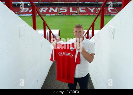 Ex-Barnsley FC Fußballer Bobby Hassell auf den Fußballplatz des FC Barnsley. Bild: Scott Bairstow/Alamy Stockfoto