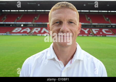 Ex-Barnsley FC Fußballer Bobby Hassell auf den Fußballplatz des FC Barnsley. Bild: Scott Bairstow/Alamy Stockfoto