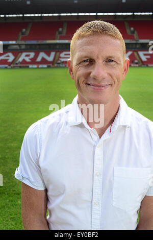 Ex-Barnsley FC Fußballer Bobby Hassell auf den Fußballplatz des FC Barnsley. Bild: Scott Bairstow/Alamy Stockfoto