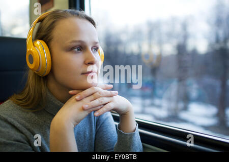 Anreise mit der Bahn mit Lieblingsmusik Frau Stockfoto