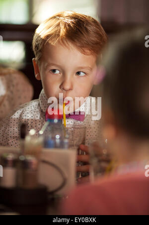 Kleiner Junge mit Röhrchen trinken Stockfoto