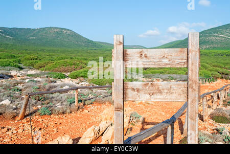 leere Holzschild in einem sardischen Naturpark Stockfoto