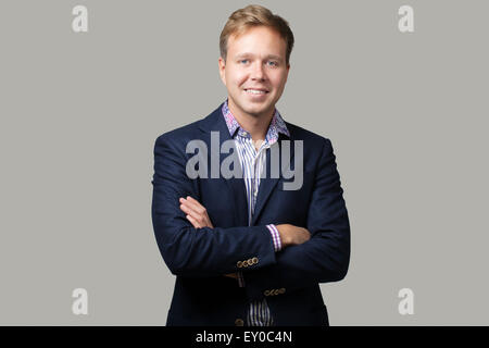 Junger Geschäftsmann im Anzug Stockfoto