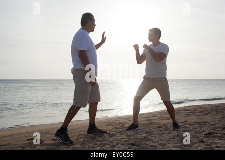 Zwei Männer, die Boxtraining am Strand Stockfoto