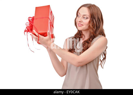 Hübsche rote kurzhaarige Frau mit großen Geschenk Stockfoto
