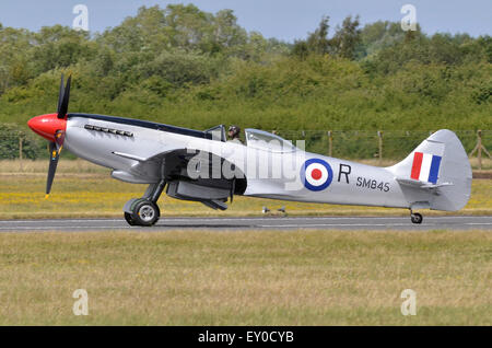 Suoermarine Spitfire Mk. XVIII Flugzeug in RAF-Markierungen taxiis in nach der Teilnahme an der RIAT 2015 Schlacht von Großbritannien 75-jährige flypasts. Credit: Antony Nessel/Alamy leben Nachrichten Stockfoto