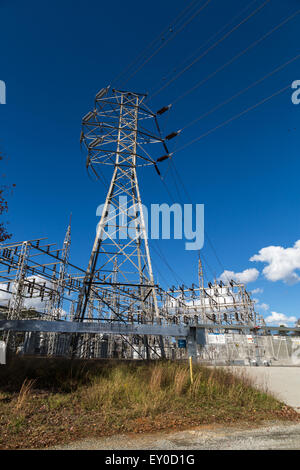 Hochspannungsleitungen im Umspannwerk Stockfoto