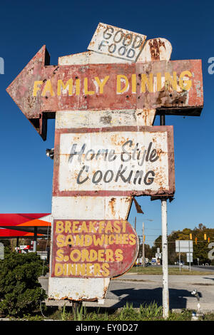 Altes Schild am Diner am Straßenrand Stockfoto