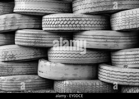 Alte Reifen gestapelt Stockfoto