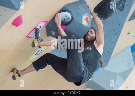 Montreal, Kanada. 18. Juli 2015. Ein Athlet steigt eine Route während einer Outdoor-Kletterwettbewerb Action Sport Festival "Jackalope" in Montreal. Bildnachweis: Marc Bruxelle/Alamy Live-Nachrichten Stockfoto