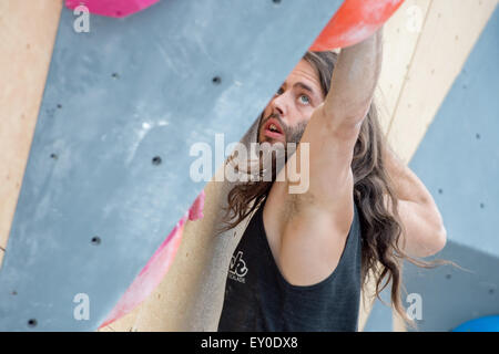 Montreal, Kanada. 18. Juli 2015. Ein Athlet steigt eine Route während einer Outdoor-Kletterwettbewerb Action Sport Festival "Jackalope" in Montreal. Bildnachweis: Marc Bruxelle/Alamy Live-Nachrichten Stockfoto