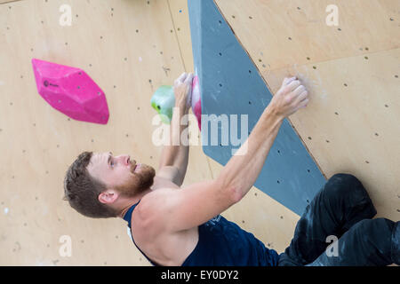 Montreal, Kanada. 18. Juli 2015. Ein Athlet steigt eine Route während einer Outdoor-Kletterwettbewerb Action Sport Festival "Jackalope" in Montreal. Bildnachweis: Marc Bruxelle/Alamy Live-Nachrichten Stockfoto