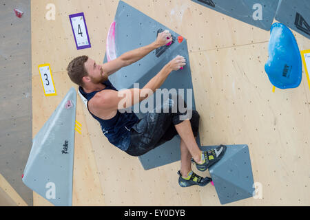 Montreal, Kanada. 18. Juli 2015. Ein Athlet steigt eine Route während einer Outdoor-Kletterwettbewerb Action Sport Festival "Jackalope" in Montreal. Bildnachweis: Marc Bruxelle/Alamy Live-Nachrichten Stockfoto