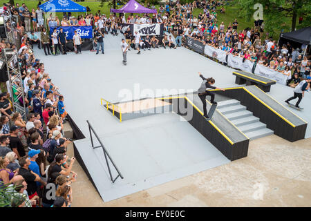 Montreal, Kanada. 18. Juli 2015. Skateboarder Tricks beim Jackalope Aktion Sport Festival auf der Esplanade Jäteisen Sonne im Olympia-Park zu machen. Bildnachweis: Marc Bruxelle/Alamy Live-Nachrichten Stockfoto