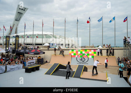 Montreal, Kanada. 18. Juli 2015. Skateboarder Tricks beim Jackalope Aktion Sport Festival auf der Esplanade Jäteisen Sonne im Olympia-Park zu machen. Bildnachweis: Marc Bruxelle/Alamy Live-Nachrichten Stockfoto