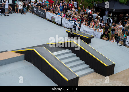 Montreal, Kanada. 18. Juli 2015. Skateboarder Tricks beim Jackalope Aktion Sport Festival auf der Esplanade Jäteisen Sonne im Olympia-Park zu machen. Bildnachweis: Marc Bruxelle/Alamy Live-Nachrichten Stockfoto