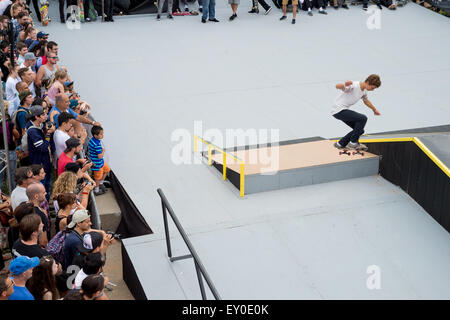 Montreal, Kanada. 18. Juli 2015. Skateboarder Tricks beim Jackalope Aktion Sport Festival auf der Esplanade Jäteisen Sonne im Olympia-Park zu machen. Bildnachweis: Marc Bruxelle/Alamy Live-Nachrichten Stockfoto