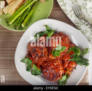 Salisbury Steak Burger mit gebratenem Spargel und Kartoffeln Stockfoto