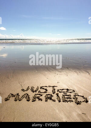 Schreiben von "just married" in den Sand am Strand in Bali, Indonesien Stockfoto