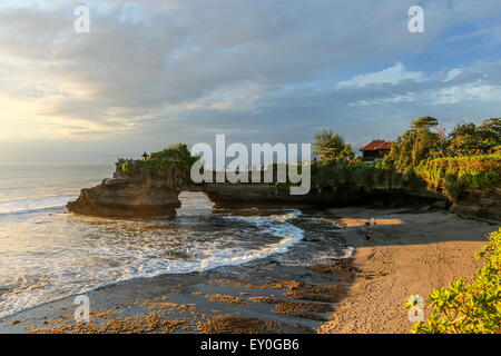 Felsformation mit dem Tempel oben drauf erstreckt sich in das Meer im Süden von Bali, Indonesien Stockfoto