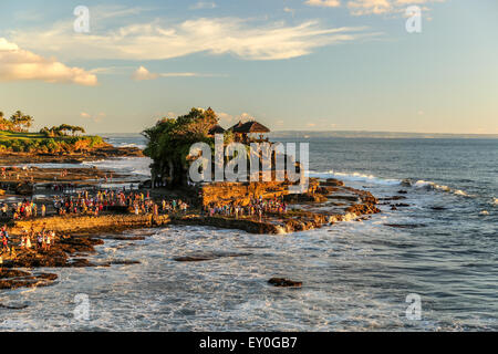 Felsformation mit dem Tanah Lot Tempel oben drauf. Weiche Abend Licht und Meer Wellen schlagen gegen die Felsen.  Südlich von Ba Stockfoto