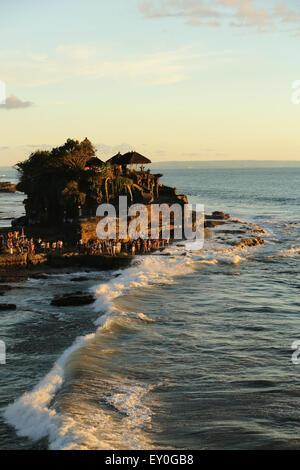 Felsformation mit dem Tanah Lot Tempel oben drauf. Weiche Abend Licht und Meer Wellen schlagen gegen die Felsen.  Südlich von Ba Stockfoto