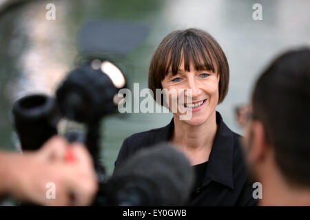 Bregenz, Österreich. 17. Juli 2015. Elisabeth Sobotka, Direktor der Bregenzer Festspiele, spricht in einem Interview vor der Seebühne für die Oper "Turandot" von Giacomo Puccini in Bregenz, Österreich, 17. Juli 2015. Die Bregenzer Festspiele startet seine neue Saison am 22. Juli 2015. Foto: FELIX KAESTLE/Dpa/Alamy Live News Stockfoto