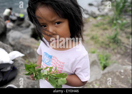 Ein Maya indigene Mädchen in San Pedro La Laguna, Solola, Guatemala. Stockfoto