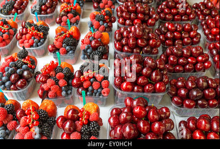 Small fruitbowles with red fruits for sale Stockfoto