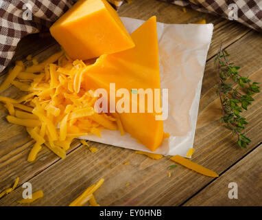 Cheddar-Käse auf rustikalen hölzernen Hintergrund. Selektiven Fokus Stockfoto