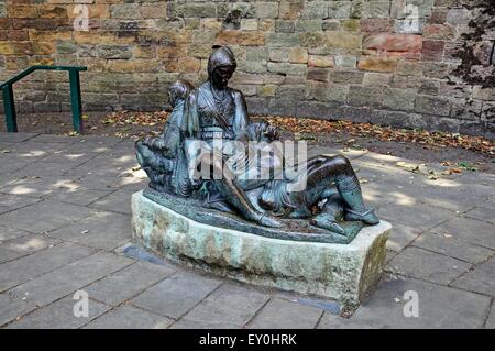 Robin Hood im Zusammenhang mit Bronzestatue von Bruder Tuck und Will Scarlet Little John außerhalb der Burg, Nottingham, England, UK. Stockfoto