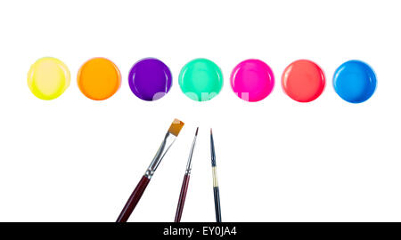 Pinsel und Farbe in verschiedenen Farben in Containern. Stockfoto