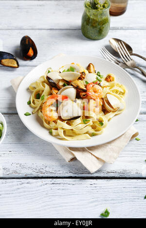 Pasta mit Garnelen und Muscheln, Essen Stockfoto