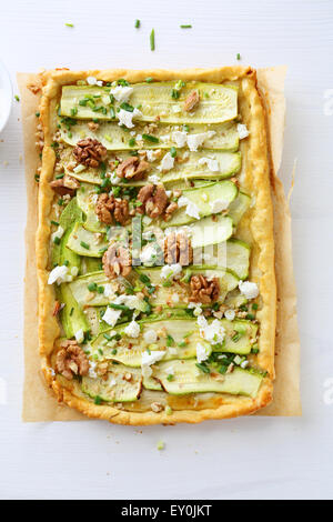 Zucchini-Kuchen mit Käse und Nüssen, Ansicht von oben Stockfoto