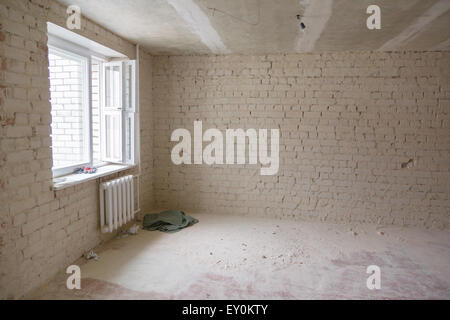 Vorschau-Wohnung, wo mit der Verarbeitung aller Oberflächen Renovierungsarbeiten stattfinden Stockfoto