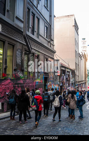 Junge Touristen bewundern die Straßenkunst angezeigt in Hosier Lane, Melbourne, Australien Stockfoto