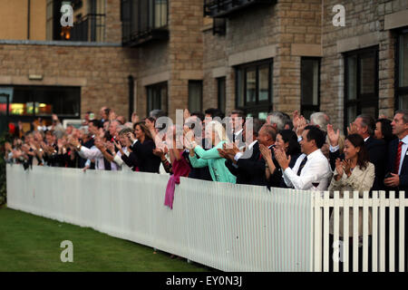 Fife, Schottland. 17. Juli 2015. Lüfter Golf: Fans klatscht Tom Watson auf dem 17. Loch in der zweiten Runde des 144. British Open Championship auf dem Old Course, St Andrews, Fife, Schottland. © Koji Aoki/AFLO SPORT/Alamy Live-Nachrichten Stockfoto