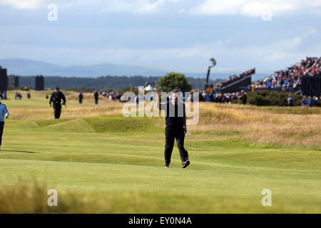 Fife, Schottland. 17. Juli 2015. Nick Faldo (ENG) Golf: Nick Faldo von England Wellen auf dem 17. Loch in der zweiten Runde des 144. British Open Championship auf dem Old Course, St Andrews, Fife, Schottland. © Koji Aoki/AFLO SPORT/Alamy Live-Nachrichten Stockfoto