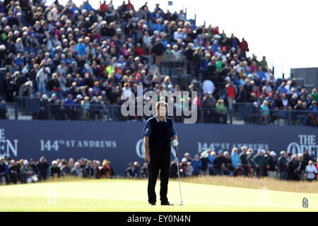 Fife, Schottland. 17. Juli 2015. Nick Faldo (ENG) Golf: Nick Faldo Englands blickt auf das 18. Loch in der zweiten Runde des 144. British Open Championship auf dem Old Course, St Andrews, Fife, Schottland. © Koji Aoki/AFLO SPORT/Alamy Live-Nachrichten Stockfoto