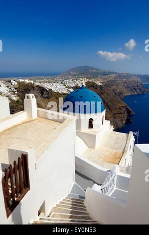 Eine blaue Kuppel-Kirche in Imerovigli Santorini Griechenland Stockfoto