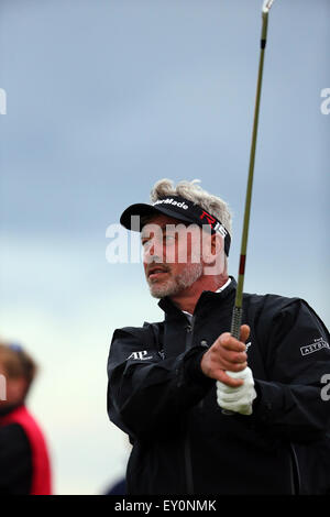 Fife, Schottland. 17. Juli 2015. Darren Clarke (NIR) Golf: Darren Clarke von Nordirland Uhren seinen Schuss am 11. Loch in der zweiten Runde des 144. British Open Championship auf dem Old Course, St Andrews, Fife, Schottland. © Koji Aoki/AFLO SPORT/Alamy Live-Nachrichten Stockfoto