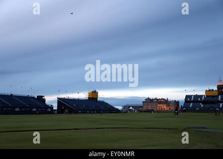 Fife, Schottland. 17. Juli 2015. Gesamtansicht Golf: 18. Loch in der zweiten Runde des 144. British Open Championship auf dem Old Course, St Andrews, Fife, Schottland. © Koji Aoki/AFLO SPORT/Alamy Live-Nachrichten Stockfoto