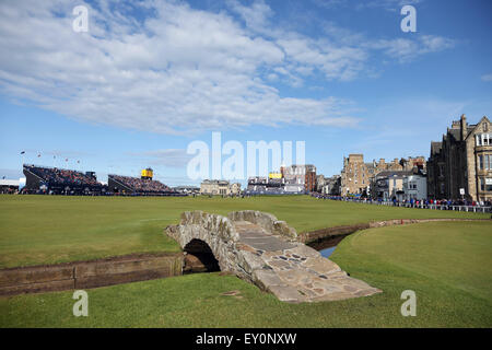 Fife, Schottland. 15. Juli 2015. Swilcan Bridge Golf: Eine Praxis runden die 144. British Open Championship auf dem Old Course, St Andrews in Fife, Schottland. © Koji Aoki/AFLO SPORT/Alamy Live-Nachrichten Stockfoto