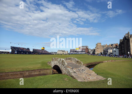 Fife, Schottland. 15. Juli 2015. Swilcan Bridge Golf: Eine Praxis runden die 144. British Open Championship auf dem Old Course, St Andrews in Fife, Schottland. © Koji Aoki/AFLO SPORT/Alamy Live-Nachrichten Stockfoto