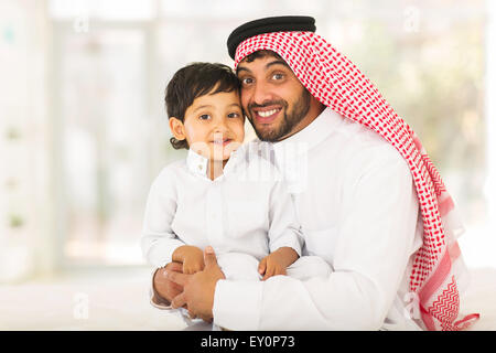 spielerische muslimischen Vater und seinem kleinen Jungen Stockfoto