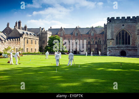 Krocket auf dem Rasen im Inneren des Bischofspalastes in Wells, Somerset, England, UK Stockfoto