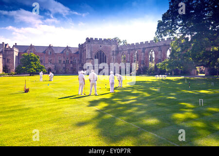 Krocket auf dem Rasen im Inneren des Bischofspalastes in Wells, Somerset, England, UK Stockfoto