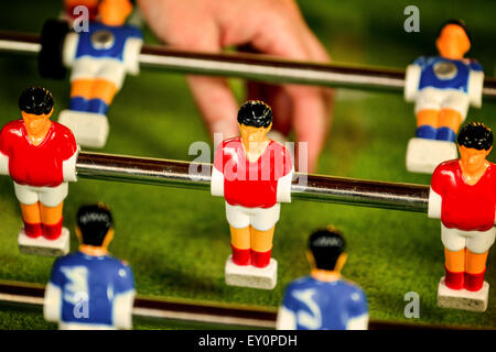 Vintage Tischfußball, blauen und roten Spieler Team im Tischfußball oder Fußball-Kicker-Spiel, Tiefenschärfe, Retro-Ton-Effekt Stockfoto