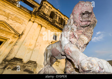 Löwe Skulptur vor der Kathedrale von León, Nicaragua Stockfoto