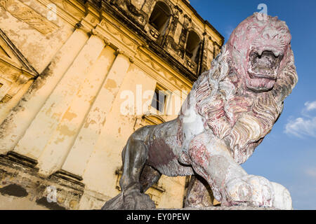 Löwe Skulptur an der Außenseite der Kathedrale von León, Nicaragua Stockfoto